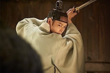 군도 강동원, 아름다워서 더 무섭다..악역 변신 기대