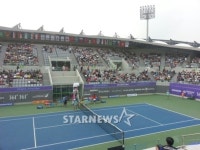 [인천AG] 달라진 테니스장, 무개념→매너 관중들의 변신