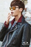 이종석, 남자의 변신은 무죄..안경 써도 멋있네~