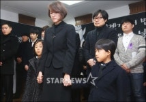 [포토]고 신해철 추모하는 유가족들