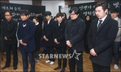 [포토]고 신해철 추모하는 넥스트 멤버와 소속사 식구들