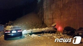 광주 대화아파트 옹벽 붕괴..차량매몰 주민대피