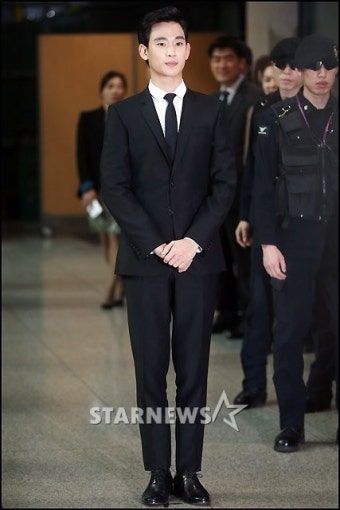 '한류' 김수현 등장에 인천공항이 들썩..무장경호도