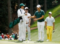 [★포토]배상문 캐디 된 배용준 화기애애