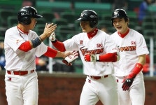 '김광현 5승+김성현 스리런' SK, 삼성 잡고 4연승 질주