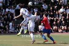 [★포토]인수-조완호, 격렬한 축구 경기!