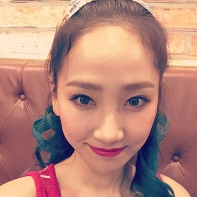 원더걸스 예은, 복고풍 셀카 공개 '푸른 눈+푸른 머리카락' | 포토뉴스