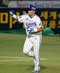 '최형우 3타점-이승엽 대포' 삼성, 두산에 7-6 신승