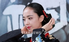 [★포토]김민정, 쪽머리가 신경쓰여