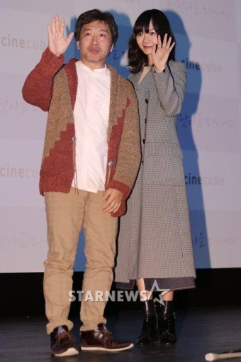 [포토]고레에다 히로카즈 감독-배두나, '관객과 눈맞추며 인사'