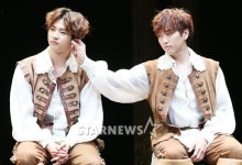 [★포토]신우-산들, 귓볼 만져주는 사이