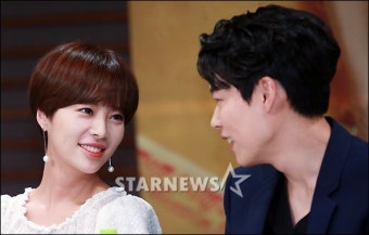 [포토]황정음-류준열, '소속사 에이스들의 대화'