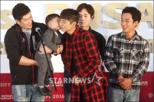 [★포토]아기배우에게 뽀뽀 받는 이이경