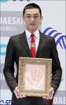 [★포토]유아인, 손바닥도 멋있죠?