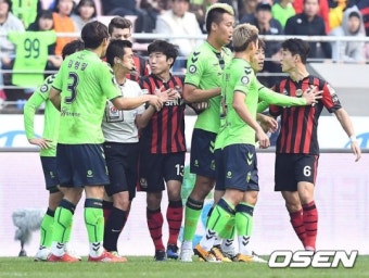 '옥에 티' FC서울 선수의 '도발'과 전북 팬의 '물병 투척'