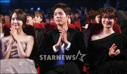 [포토]박보검, 행복한 '左 윤아-右 유정'