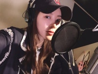박한별, 녹음실 셀카 공개 노래 두 곡 녹음 중