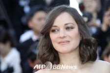 [70회 칸영화제]마리옹 꼬띠아르, 프랑스 대표 여배우의 여유