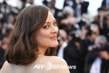 [70회 칸영화제]마리옹 꼬띠아르, 프랑스 대표 여배우의 여유