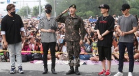 노래 불러주자 이특·신동·예성·동해, 은혁 전역식 참여 의리