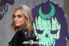 [☆월드]양성애자 카라 델라바인 "웨인스타인에 키스 당할 뻔" 