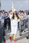 [★포토]성화봉송 하는 수지, 여신처럼