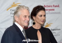 [☆월드]마이클 더글라스 성추문 논란 "사실무근" 주장