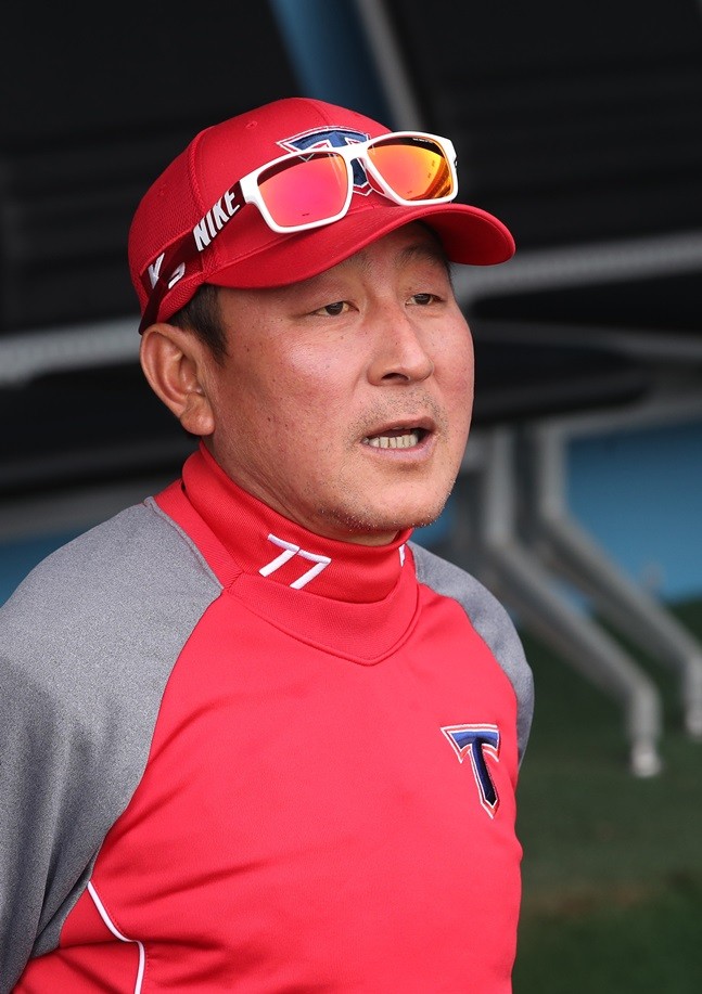 김기태 감독, KIA 타이거즈와 포옹하며 광주에서 시구