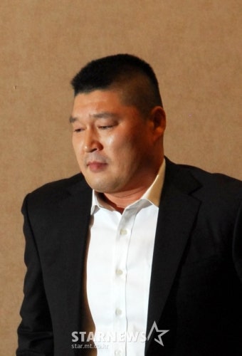 부친상 강호동, 빈소 지키며 슬픔..조문객 맞아(종합)