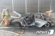 안양서 택시 주행 중 불 나..뒤에 있던 BMW 앞유리 파손
