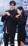 [포토]현빈-손예진, '하트 포즈는 부끄러워'