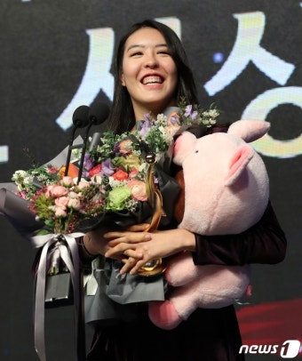 KB 박지수, MVP 포함 6관왕... 신인왕은 우리은행 박지현 [WKBL 시상식](종합)