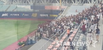 [현장] 키움 선수단, 두산 이기고 팬들에 유니폼 쐈다!