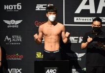 김동현의 18살 제자 박시원, 초크로 TKO 승!... 제대로 배웠네 [★현장]