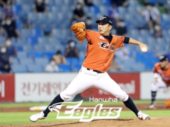 [대전리뷰] '정우람 진땀 세이브' 한화, 삼성에 3-2 승리! 싹쓸이 면했다