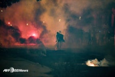 불 지르고 유리 깨고... PSG 서포터 파리 폭동 '148명 체포'