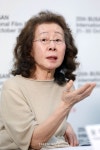 질의에 답하는 배우 윤여정[★포토]