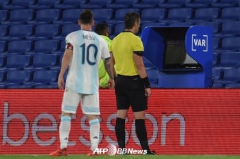 VAR 엿본 메시, 수아레스와 달리 경고 안 받았네