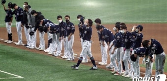 '패배 인정' 도열한 두산, 축하만 남기고 조용히 퇴장