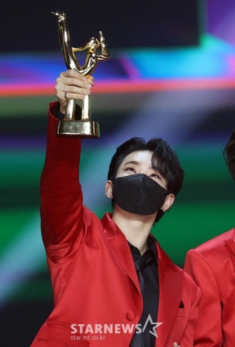세븐틴 '골든디스크 본상 받았어요'[포토]