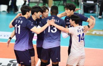 대한항공, 3연속 듀스 끝 우리카드 꺾고 첫 통합 우승 '쾌거'