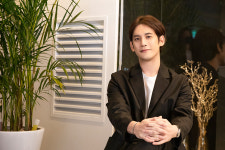화가 박기웅, 네이버 쇼핑 손잡고 라이브 랜선 단독 MC 도전..첫 게스트 김정기 작가