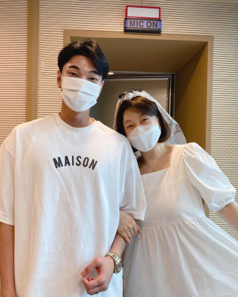 최화정, 이민웅과 늦깎이 결혼(?)…커플룩 입고 깜짝 연출 [스타IN]