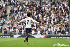 또 결승골 SON 맹활약, 토트넘 EPL 단독 1위 올랐다