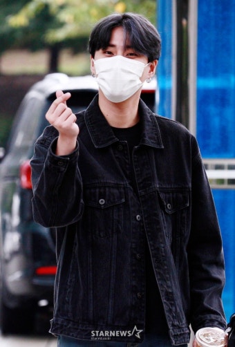 데이식스 영케이 '멋진 하트로 인사'[포토]