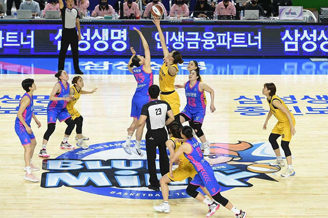 KB, 박지수 없이도 강한 팀워크로 하나은행 제압하며 승리