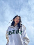 르세라핌 사쿠라, 캐주얼 스타일도 힙하네..이게 인형 미모지[스타IN★]