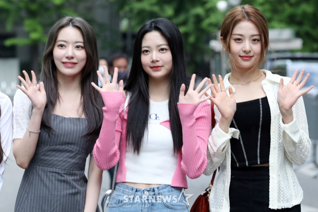 르세라핌 허윤진과 홍은채, 화려한 포즈와 발랄한 매력으로 팬들 사로잡다