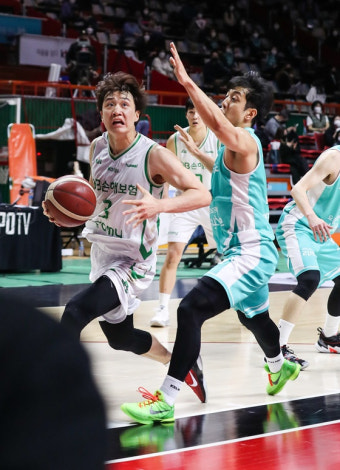 허웅·허훈 형제 유니폼만 347만원... KBL 경매 '총 928만원' 수익