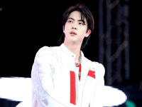방탄소년단 진, 유쾌 발랄 뮤뱅 계단샷..개구쟁이 김석진